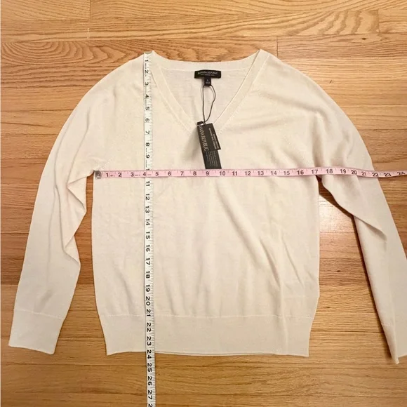 Banana Republic Women's Merino Wool Cream V-Neck Sweater - Picture 3 of 7